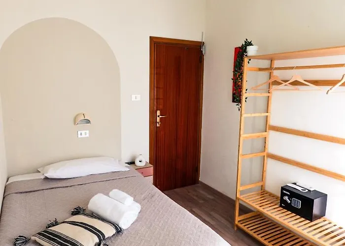 לינה וארוחת בוקר Americana House 3*